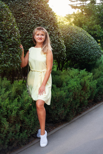 Happy woman in summer park in short dress - Foto, Imagem
