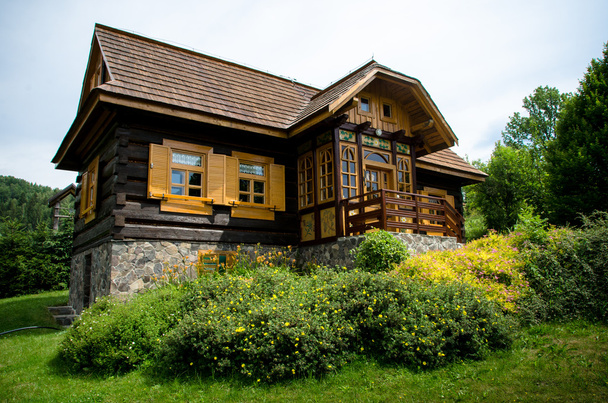 romantisches rustikales Holzhaus in ländlicher Umgebung - Foto, Bild