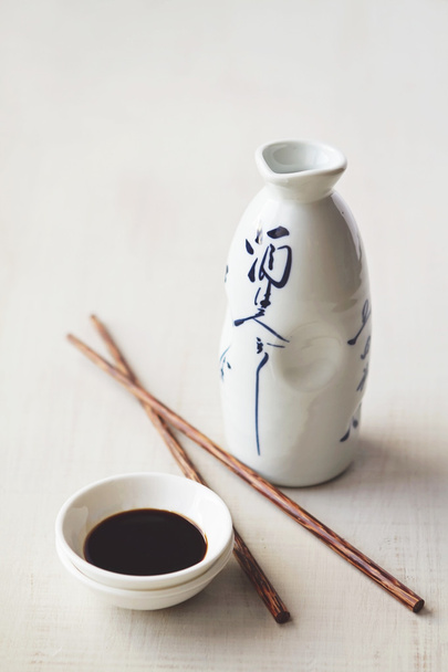 branco japonês garrafa de molho de soja e pauzinhos
 - Foto, Imagem