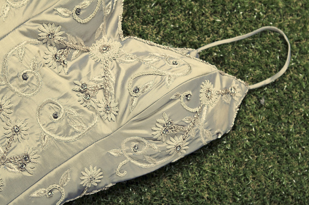 sukienka wesele, leżąc na trawie - Zdjęcie, obraz