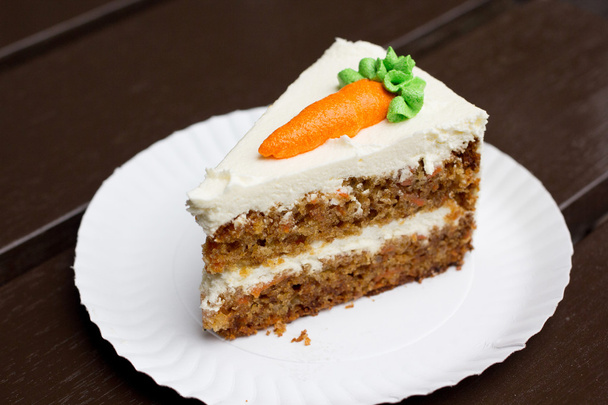 Морковный торт на белом блюде
 - Фото, изображение