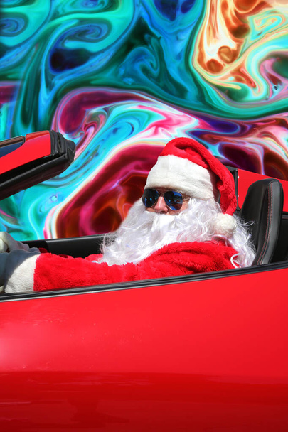Santa Claus ACID TRIP. Der Weihnachtsmann fährt sein Red Hot Rod Car hoch wie ein Drachen auf LSD oder MAGIC MUSHROOMS. LSD-Trip des Weihnachtsmannes. Der böse Weihnachtsmann nimmt Drogen. Kokainparty. humor. LSD-Trip. Säurefahrt. Drogenmissbrauch. Frohe Weihnachten. Ho Ho Ho. Weihnachtsmann.  - Foto, Bild