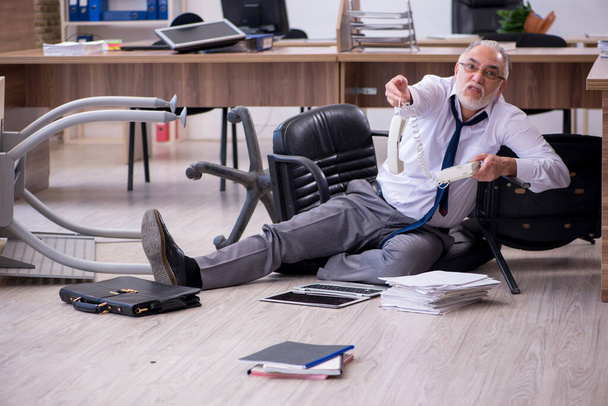 Velho empresário empregado em conceito de falência no escritório - Foto, Imagem