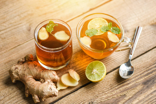 Cóctel fresco de jengibre y limón, jugo de jengibre caliente en vidrio y rebanadas de té de jugo de hierbas de raíz de jengibre - Foto, imagen