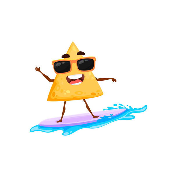Мультфильм мексиканские чипсы начос на летнем пляже и отдых серфинг на доске для серфинга на водных волнах изолированы счастливый характер талисмана. Векторный вкусный фаст-фуд сёрфер, милый смайлик традиционной мексиканской кухни - Вектор,изображение
