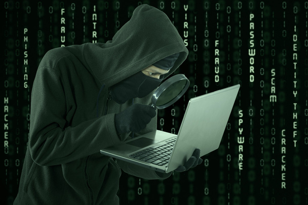 Spyware ищет информацию
 - Фото, изображение