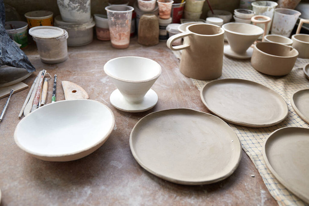 Pottery studio Proces vytváření keramiky. Hlavní keramička pracuje ve svém ateliéru. pracoviště hrnčíře - Fotografie, Obrázek