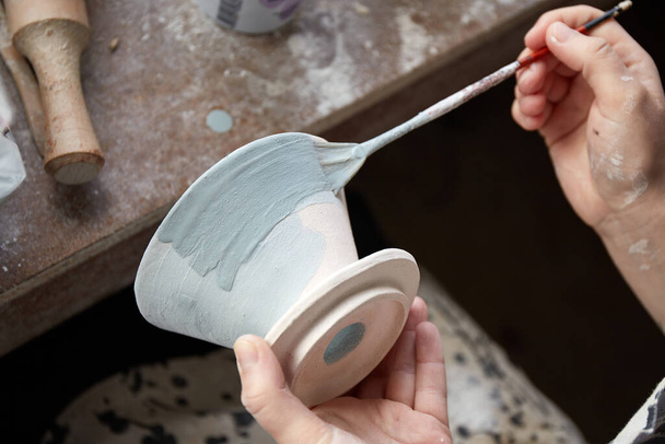 Estudio de cerámica El proceso de creación de cerámica. La ceramista maestra trabaja en su estudio. lugar de trabajo del alfarero - Foto, imagen