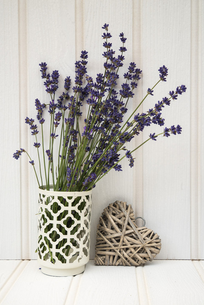 Kaunis tuoksuva laventeli nippu maalaismainen koti tyylistä ympäristössä
 - Valokuva, kuva