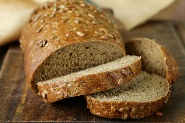 ヒマワリの種子とライ麦パンのパン - 写真・画像