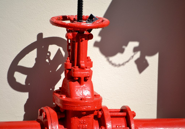 Крупним планом червоний стопорний клапан і конвеєр
 - Фото, зображення