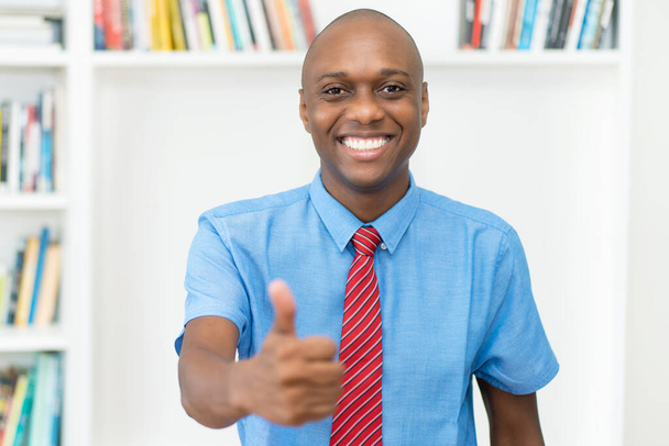 Onnistunut naurava afrikkalainen amerikkalainen liikemies toimistossa - Valokuva, kuva