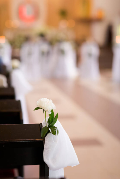 Christian Detaill kirkon koristelu häät avioliitto seremonia. Romanttinen kukka käsite
. - Valokuva, kuva