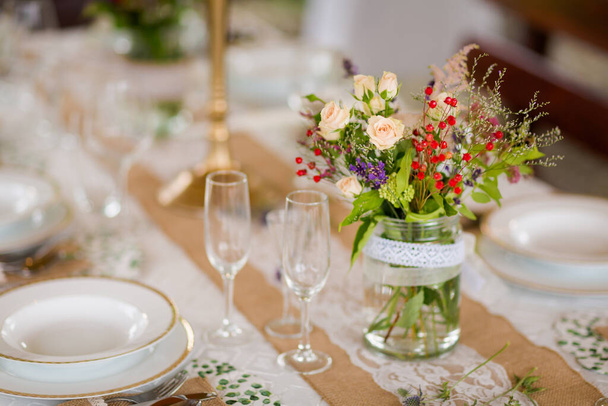 Recepció asztal gyönyörűen díszített kész esküvői -, menyasszony és a vőlegény. Luxus koncepció - Fotó, kép