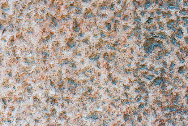 Arrière-plan de vieux plâtre en forme de manteaux de fourrure avec différents défauts et texture abîmée. - Photo, image