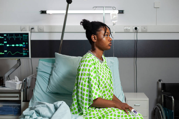 Zieke patiënt van Afrikaanse amerikaanse etniciteit op bed - Foto, afbeelding