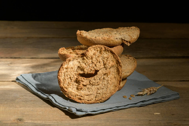 Tipik Puglia yaz yemeği - friselle. Freselle denilen klasik apulian kurutulmuş ekmek. Sağlıklı vejetaryen yemekleri, yakın çekim, seçici odaklanma - Fotoğraf, Görsel