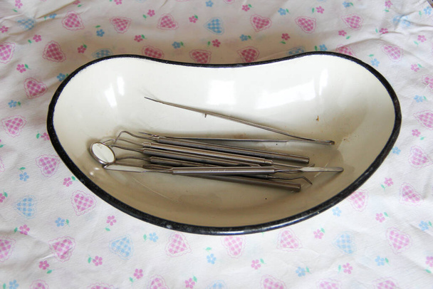 Instrumentos dentales en la bandeja - Foto, Imagen