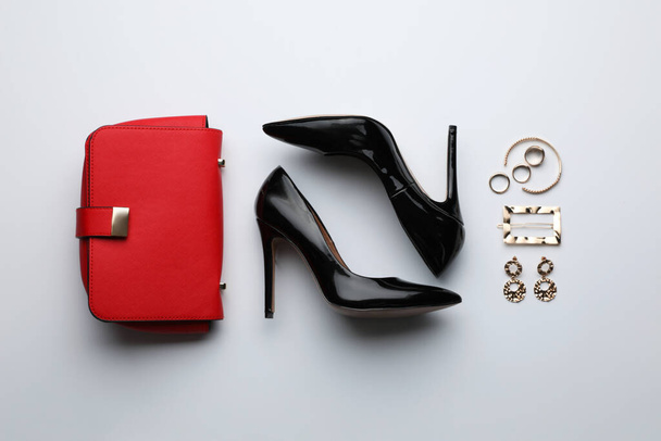 Stylish woman's bag, shoes and bijouterie on light background, flat lay - Foto, Imagen