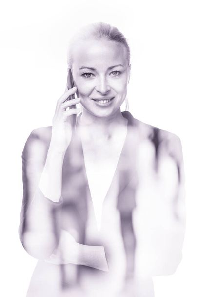 Портрет красивої молодої білої жінки з використанням мобільного телефону
. - Фото, зображення