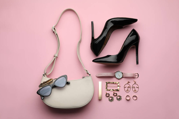 Stylish woman's bag, shoes and accessories on beige background, flat lay - Foto, Imagen