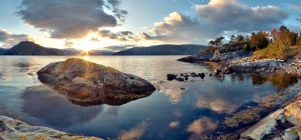 панорамний вид з норвезької фіорд. - Фото, зображення