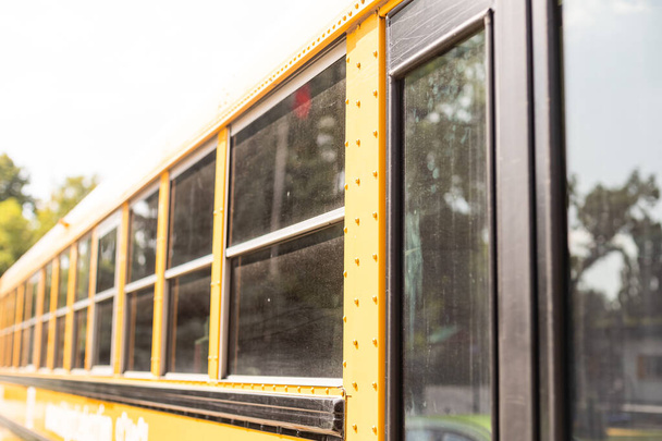Escola de ônibus crianças transporte educacional sentado no estacionamento esperando para estar em serviço. - Foto, Imagem