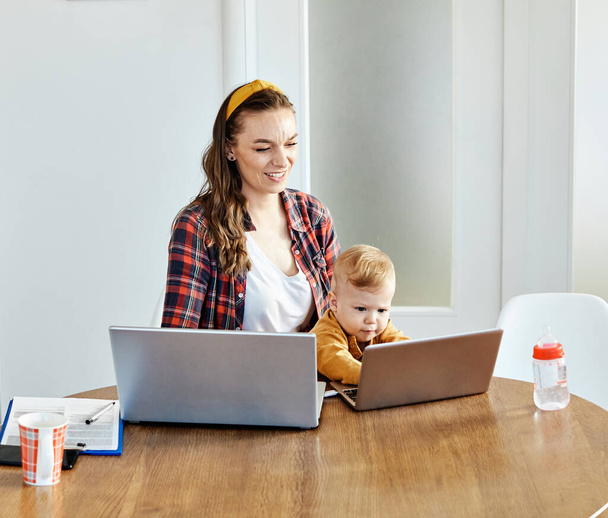 matka dziecko laptop komputer kobieta praca biznes rodzic mama rodzina - Zdjęcie, obraz