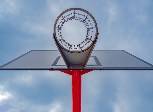 A low angle shot of a basketball hoop - Foto, afbeelding