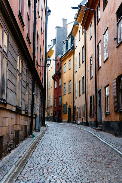 Blick auf die leere, enge Kopfsteinpflasterstraße in Gamla Stan in Stockholm - Foto, Bild