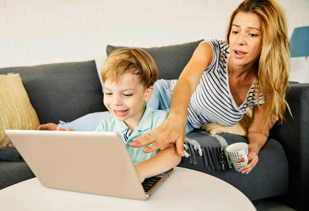 ordinateur portable éducation informatique mère enfant fils garçon famille enfance parent orientation parentale supervision - Photo, image