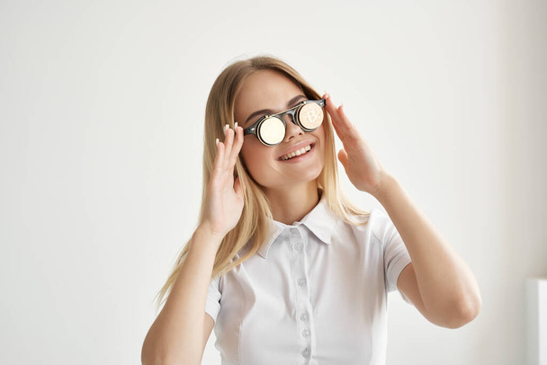 όμορφη γυναίκα γυαλιά Bitcoin απομονωμένο φόντο - Φωτογραφία, εικόνα