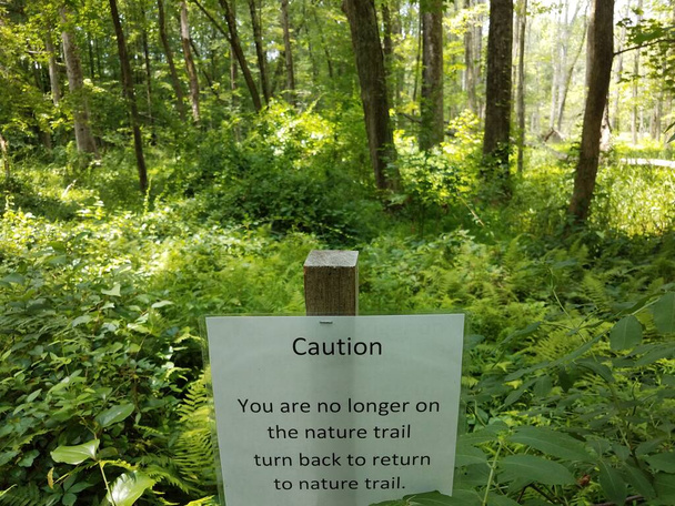 señal de precaución que ya no está en el camino en el bosque o bosques - Foto, Imagen