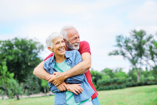 vanhempi pari onnellinen vanhukset rakastavat yhdessä eläkkeelle elämäntapa hymyilevä mies nainen kypsä hauskaa - Valokuva, kuva