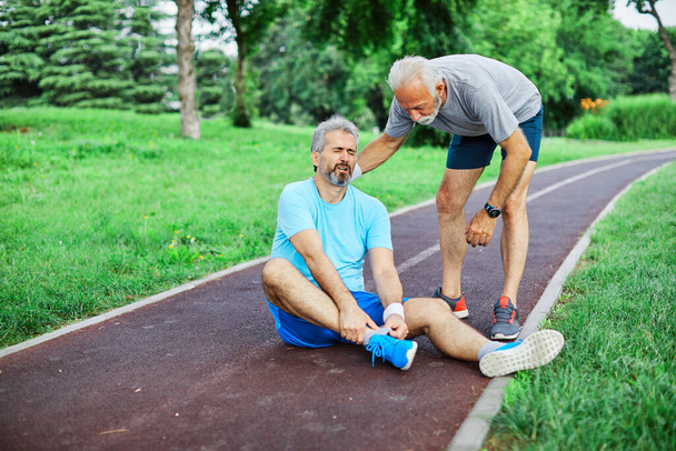 Outdoor Senior Fitness Mann Lifestyle Aktiv Sport Sport Verletzung Schmerzen Bein Knie Ankle Hilfe Unterstützung Freund - Foto, Bild