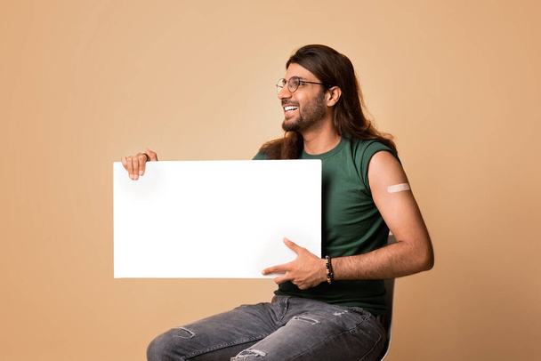 Joyeux homme vacciné du Moyen-Orient avec planche vide - Photo, image