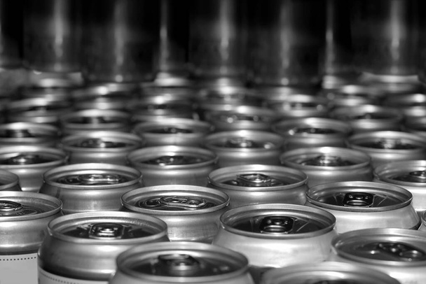 aluminium blikjes met dranken in grote aantallen staan in rijen. Zwart en wit foto - Foto, afbeelding