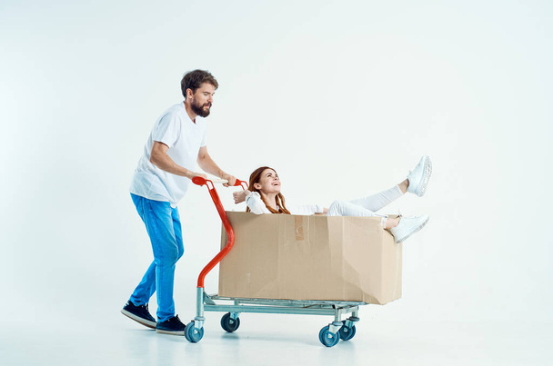 Uomo e donna cavalcare un carrello di intrattenimento isolato sfondo - Foto, immagini