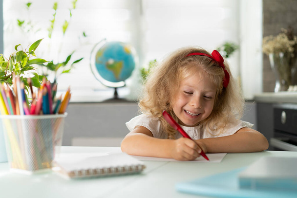 Kleines Mädchen bei der Hausaufgabenbetreuung, zurück zur Schule. - Foto, Bild