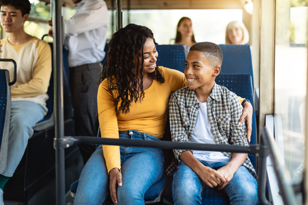 Belle famille afro-américaine souriante dans un bus - Photo, image