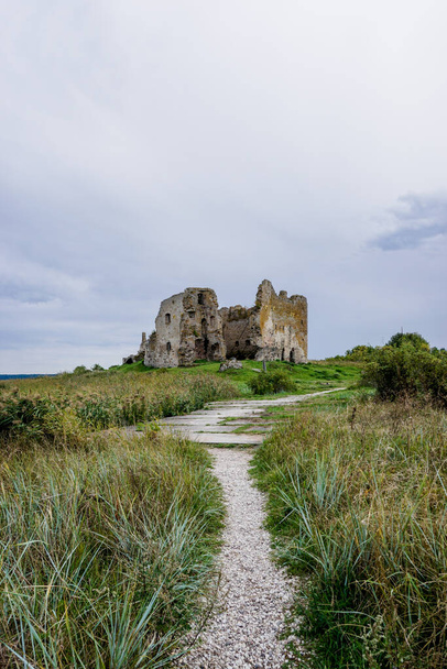 Widok ruin zamku w Toolse w północnej Estonii - Zdjęcie, obraz