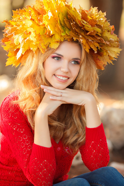 Portrait of beautiful young woman in autumn park. - Φωτογραφία, εικόνα