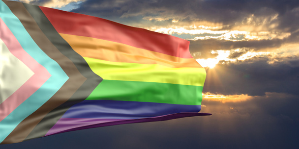 LGBT Fortschrittsflagge neu gestaltet, Gay Pride Regenbogen neue Zeichen, die am wolkenverhangenen Himmel bei Sonnenuntergang wehen, neue Farben für schwarze und braune Menschen Inklusion. 3D-Illustration - Foto, Bild