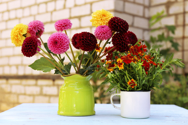 Dahlia flowers in vase on table, outdoors - Foto, immagini