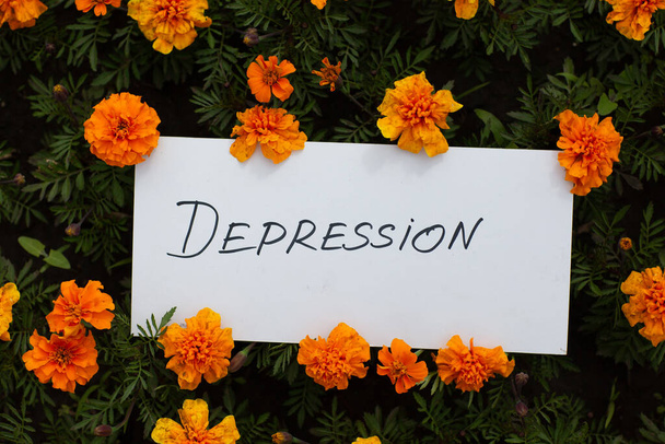 Folha de papel branca com a palavra Depressão no fundo da flor - Foto, Imagem