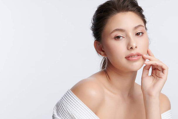 白い背景にきれいな新鮮な肌を持つ美しい若いアジアの女性,顔のケア,顔の治療,美容とスパ,アジアの女性の肖像画. - 写真・画像