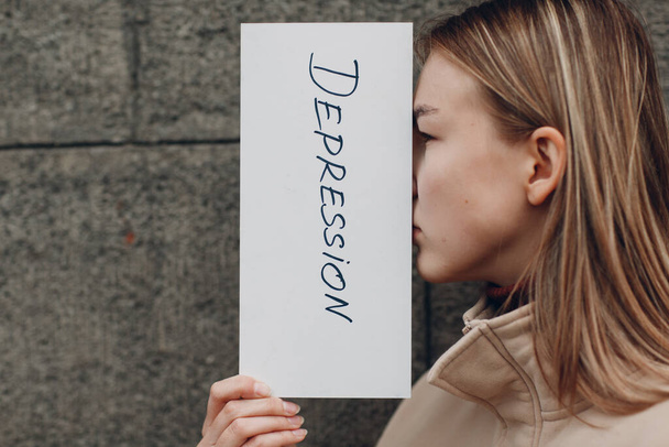 Nő közel arc papírlap szó Depresszió. - Fotó, kép