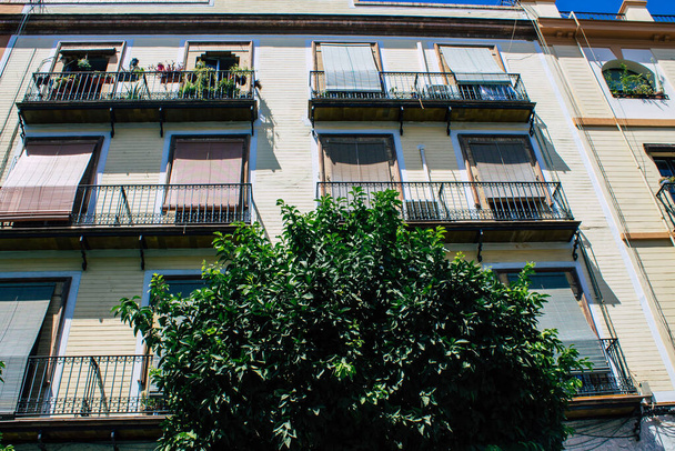 Sevilla (automatische Übersetzung) Spanien 21. August 2021 Gebäude im Viertel Triana in Sevilla, emblematische Stadt und Hauptstadt der Region Andalusien, im Süden Spaniens - Foto, Bild