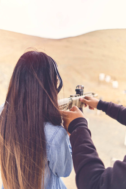 Mujer liberando estrés, Instructor ayudando a mujer con arma - Foto, Imagen