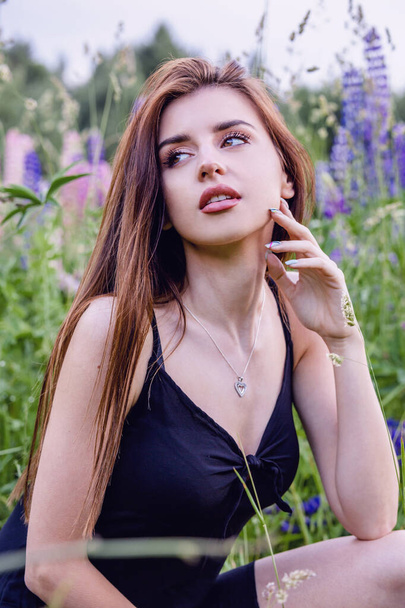 donna in abito nero fiore sfondo estate concetto  - Foto, immagini